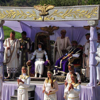 There is a show which is organized by some cruise companies in Ephesus. This show shows Cleoptra's and Marc Anthony's arrival to Ephesus. Some Egyptian dancers and Roman gladiators show their moves during this show.